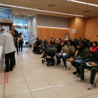 Ciutadans a la sala d’espera de l’Oficina Municipal d’Atenció Ciutadana (OMAC), aquesta setmana.