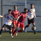 Un jugador del Vilanova de la Barca mira de sortir de la pressió rival.