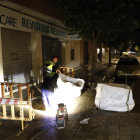 Operaris d’Aigües de Lleida treballant ahir a la nit al lloc.