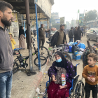 Una família gaziana fa una pausa en la fugida dels combats cap al sud de la Franja de Gaza.