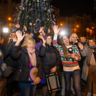 La plaça Mercadal es va omplir de gent per defensar la decoració.