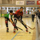 Miquel Serret pugna amb un rival en una acció del partit d’ahir.