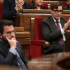 Salvador Illa observa el president Aragonès durant un ple al Parlament.