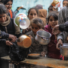 Dones i nens amuntegats a la ciutat gaziana de Rafah per aconseguir menjar i subministraments.