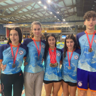 Foto dels nadadors del CN Tàrrega lluint les vuit medalles aconseguides en aquests campionats.
