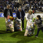 Un nen dona un peluix als voluntaris durant l’acte solidari en el descans.