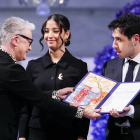 Kiana i Ali Rahmani, els fills bessons de la premiada, rebent el premi.