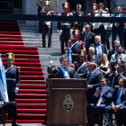 Milei va fer un discurs a les escales de la seu del Congrés en un acte al qual va assistir Felip VI, a la foto, a primera fila a l’esquerra.