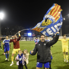 Chuli, en primer pla, lidera la celebració dels jugadors.