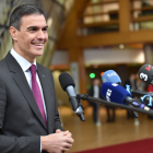 Pedro Sánchez atenent ahir els mitjans a l’arribada a la cimera que se celebrava a Brussel·les.