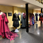 Mollerussa exposa deu vestits del 'Cortejo do traje de papel 'de Portugal