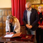 La portaveu de Junts, Violant Cervera, firmant l’acord davant de la mirada de l’alcalde, Fèlix Larrosa.