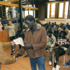 L’ajuntament va entregar als senegalesos certificats que estan estudiant català.