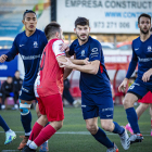 Pau Bosch lluita amb un rival en una jugada a pilota aturada.