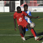 Un jugador de l’Alpicat B mira de controlar la pilota davant la pressió d’un rival.