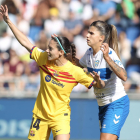 Aitana Bonmatí, en una acció del partit en la qual la marca una defensora tinerfenya.