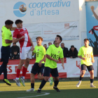 Un jugador de l’Artesa pugna amb un rival per una pilota aèria.