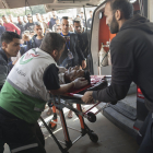 Palestins transporten un ferit a l’Hospital Nasser a Khan Yunis de Gaza després d’un bombardeig israelià.