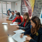 Moment de la firma de l’acord a la seu de Coell.