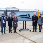 Les autoritats ahir al Pla de Vilanoveta durant la presentació dels nous trens que circularan per la línia de Manresa el 2025.