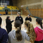 Conversa amb l’entrenadora Cristina Farreras durant la xarrada a l’equip.