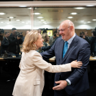 Calviño saludant ahir el director de la Confederació Espanyola de Caixes d’Estalvis, José M. Méndez.