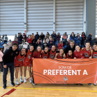 Jugadores i entrenadors de l’equip infantil femení del CENG celebren l’ascens.