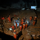 Equips de rescat treballen en una zona afectada pel terratrèmol.