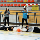 Alumnes d’Inefc Pirineus i de l’Institut La Valira, ahir durant l’activitat de golbol.