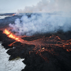 Imatge de lava i fum sortint d’una fissura volcànica.