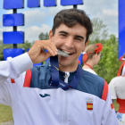 Miquel Travé mossega la medalla de plata aconseguida als Jocs Europeus de Cracòvia.