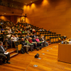 Els membres del claustre escoltant el rector durant la sessió celebrada la setmana passada.