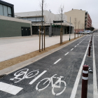 La nova vorera i el carril bici al costat de l’escola Pinyana, on falta per acabar d’instal·lar els fanals.