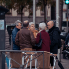 Un grup de persones en edat de poder estar cobrant una pensió conversen en un parc.