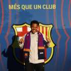 Vitor Roque va posar feliç amb l’escut del Barça al darrere.