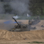 Una unitat d’artilleria israeliana dispara contra la Franja de Gaza al llarg de la frontera sud d’Israel.