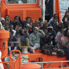 Salvament Marítim traslladant migrants rescatats en aigües properes a l’illa de Lanzarote.