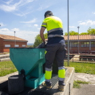 Un operari llançant carboni als filtres a l’estiu del 2022.