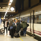 Imatge de passatgers pujant a un tren Avant a l’estació de Lleida.