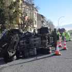 En primer pla, el camió que conduïa la víctima i, al fons, l’altre camió implicat en la col·lisió frontal.