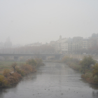 La boira ahir sobre la canalització del riu Segre a Lleida ciutat.