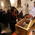 Unes setanta persones es van congregar ahir a l’església de Peramea per venerar les relíquies.