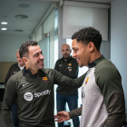 Vitor Roque, conversant ahir amb Xavi abans de l’entrenament.