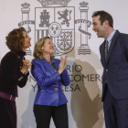 María Jesús Montero i Nadia Calviño ahir al costat del nou ministre d’Economia, Carlos Cuerpo.