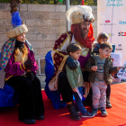 Desenes de nens i nenes van entregar ahir les cartes al Gran Camarlenc en la visita als veïns de Ciutat Jardí.