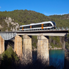 El tren de la Pobla en un dels ponts de la línia entre la Noguera i el Jussà.