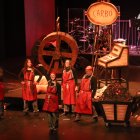 Vint-i-cinc intèrprets, quinze ballarins i una orquestra amb vuit músics creen el món màgic de ‘La Factoria dels Reixos’ al Teatre de la Llotja de Lleida.