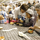 La canalla va poder elaborar aquest tradicional pastís nadalenc amb l’ajuda de pastissers.