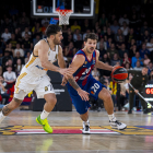 Laprovittola porta la pilota en una acció del partit.