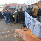 Els funcionaris es van concentrar ahir a la presó de Lleida amb camises de l’uniforme amb taques de tomata en rebuig a les agressions.